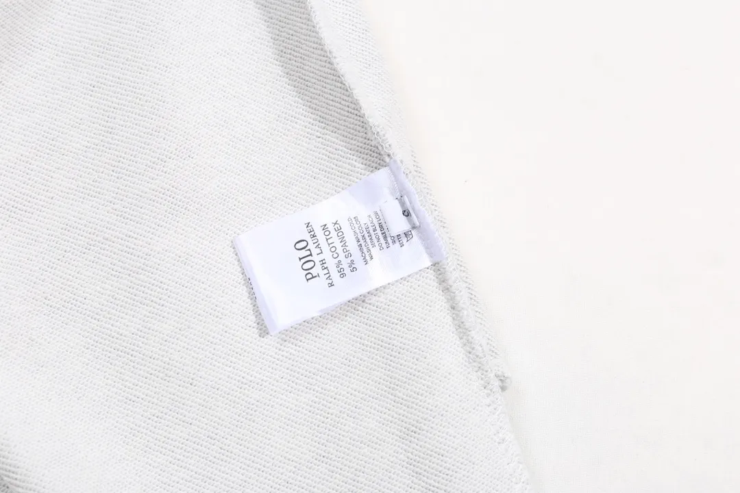 P180 model number Y560 Ralph Lauren Ralph Lauren suit sweatpants. Pure cotton with anti-static treatment. No dust, no loose hair. The elastic waist is used with a drawstring. Very friendly to the figure. The cotton is comfortable and soft. The upper body is casual and free. Regular beveled double pockets on both sides. The white brand logo on the left leg of the trouser leg collides with the black of the pants. Although it is small, it is quite recognizable. The brand adds a young and fashionable atmosphere to the original sense of luxury. It can be called a cold-proof weapon. A simple base layer is enough to withstand the severe cold and make it more fluffy and warm. Color: Gray SIZE: S-XL